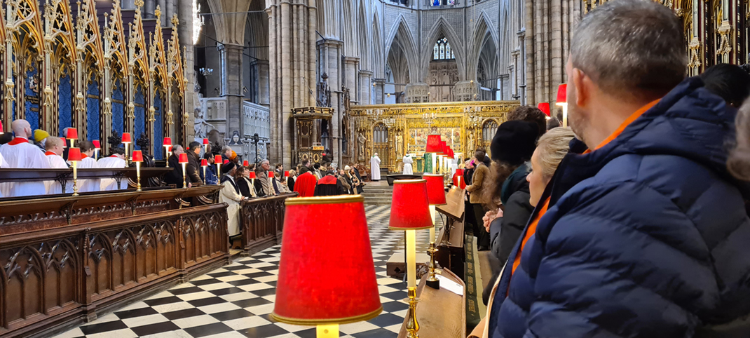 Besucher eines Gottesdienstes in Westimster Cathedral