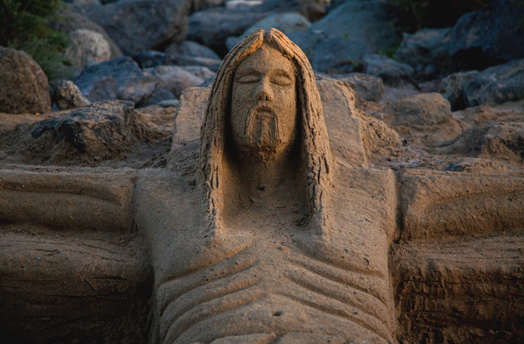 Christus mit ausgebreiteten Armen, aus Sand geformt