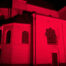 Die Basilika Sankt Suitbertus in Düsseldorf-Kaiserswerth wird am 20.11.2025 im Rahmen des Red Wednesday rot angestrahlt.