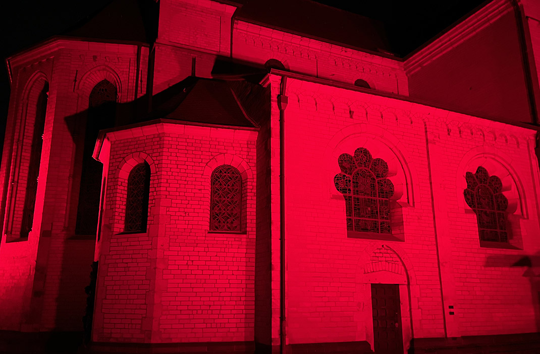 Die Basilika Sankt Suitbertus in Düsseldorf-Kaiserswerth wird am 20.11.2025 im Rahmen des Red Wednesday rot angestrahlt.