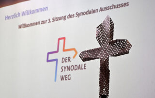 Synodaler Ausschuss, Logo des Synodalen Wegs und Metallkreuz