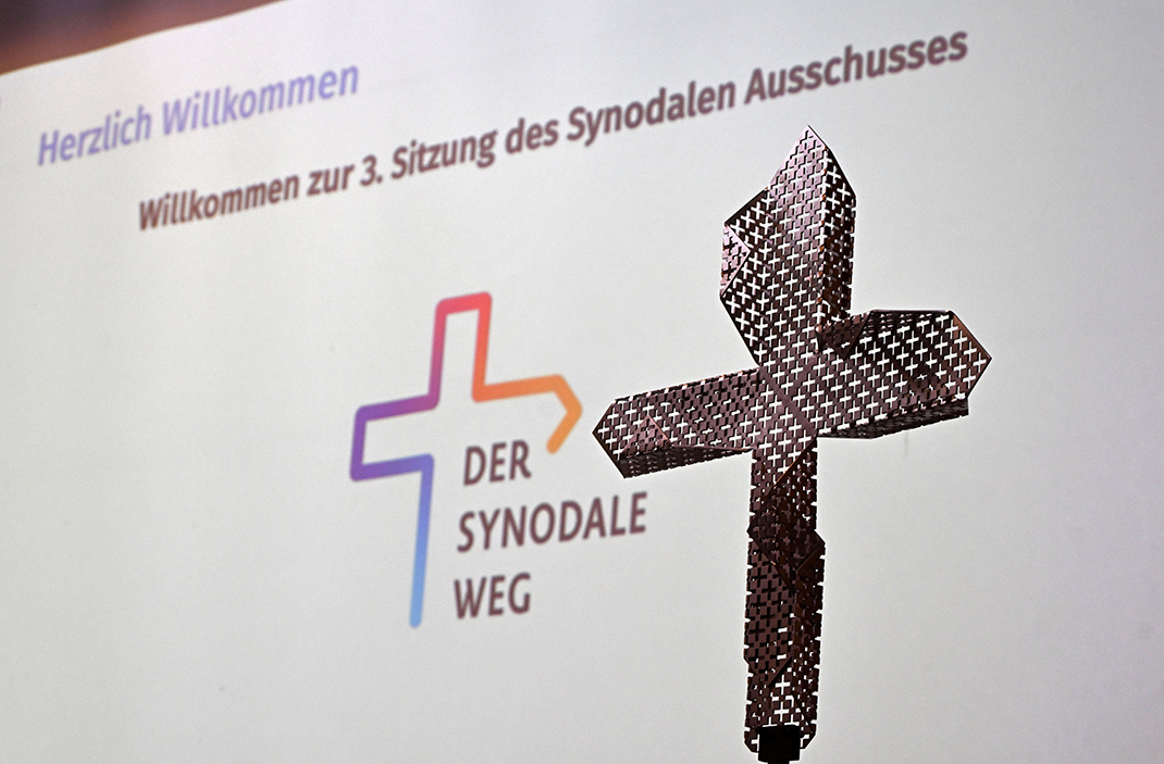 Synodaler Ausschuss, Logo des Synodalen Wegs und Metallkreuz
