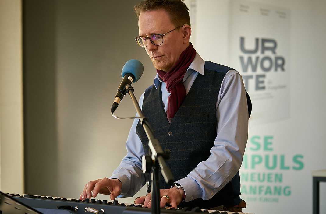 Stefan Andrzejewski beim Lobpreis während der Buchvorstellung „Urworte des Evangeliums“ in Köln