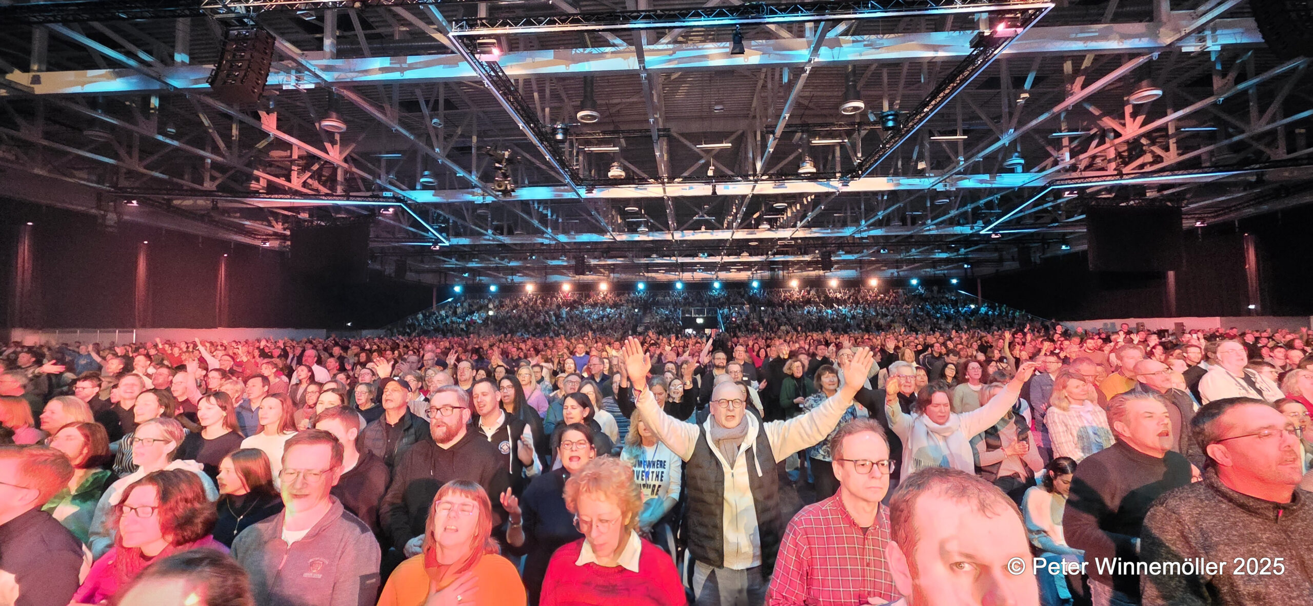 Lobpreis mit 11.000. Foto: Peter Winnemöller