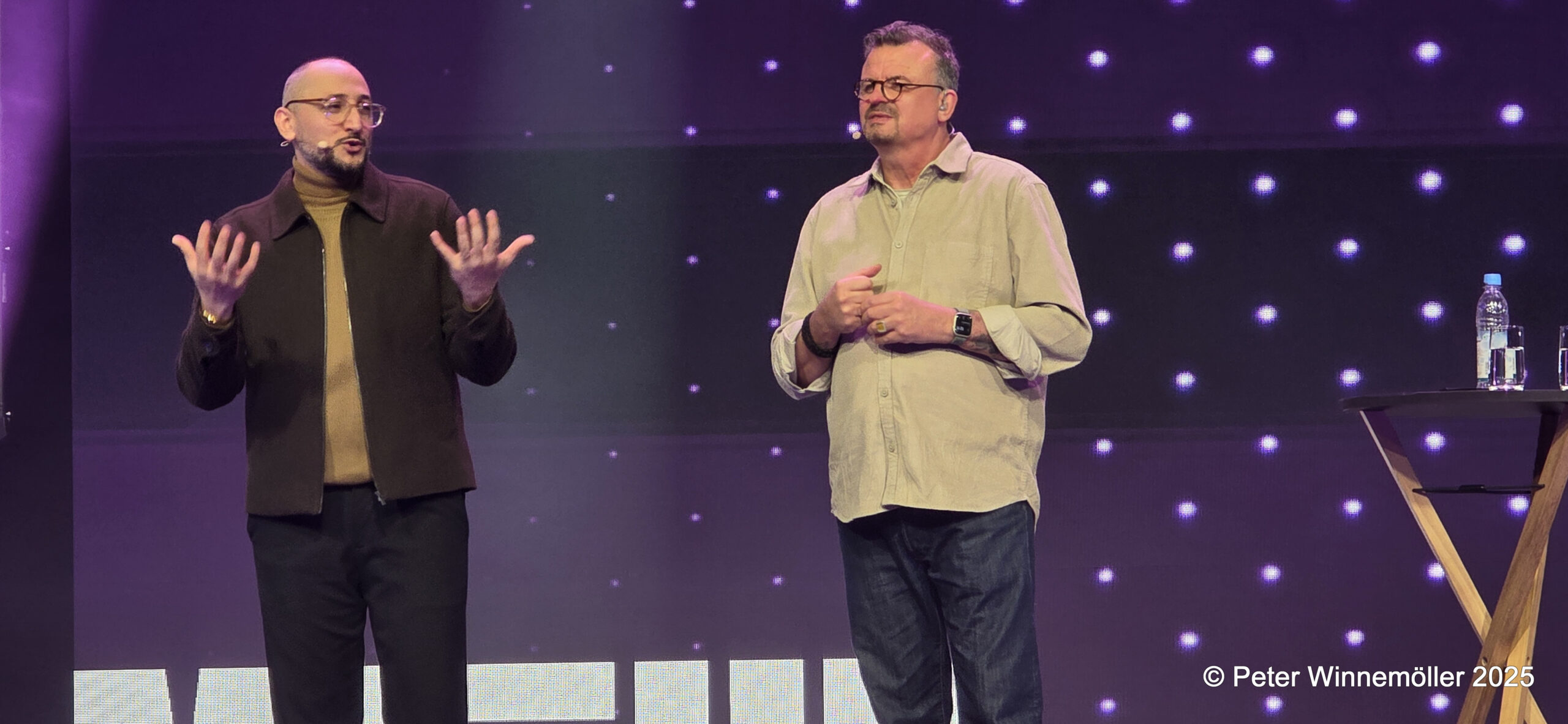 Mojtaba Barahimi (l) gibt Zeugnis über seinen Glaubens- und Leidensweg. Foto: Peter Winnemöller
