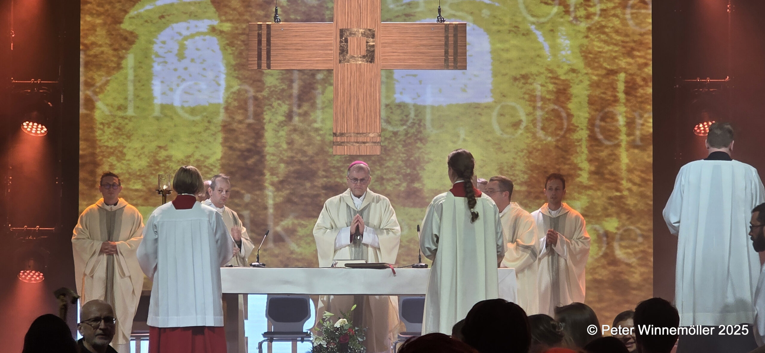 Heilige Messe am Sonntag mit Weihbischof Florian Wörner. Foto: Peter Winnemöller