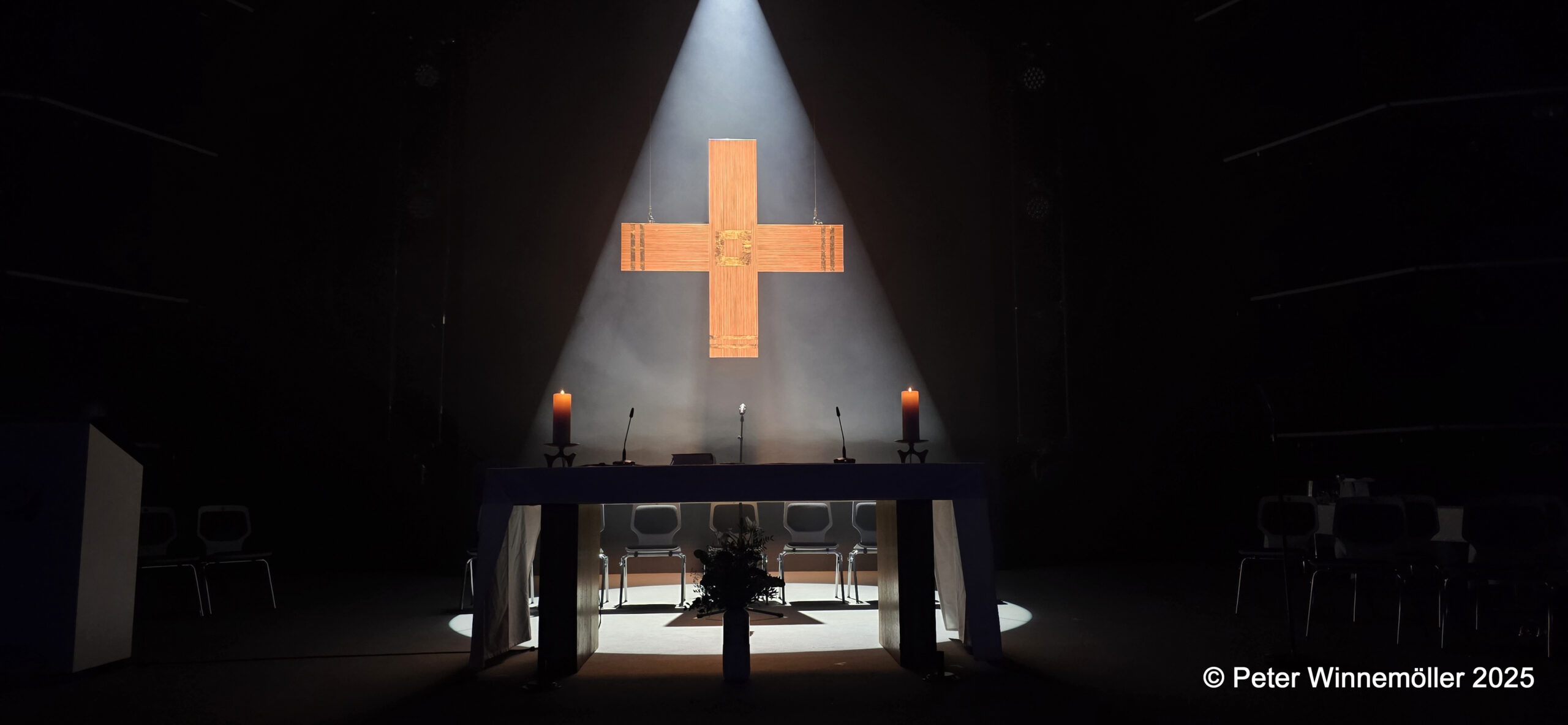 Meditatives Bild vor der Heiligen Messe. Foto: Peter Winnemöller
