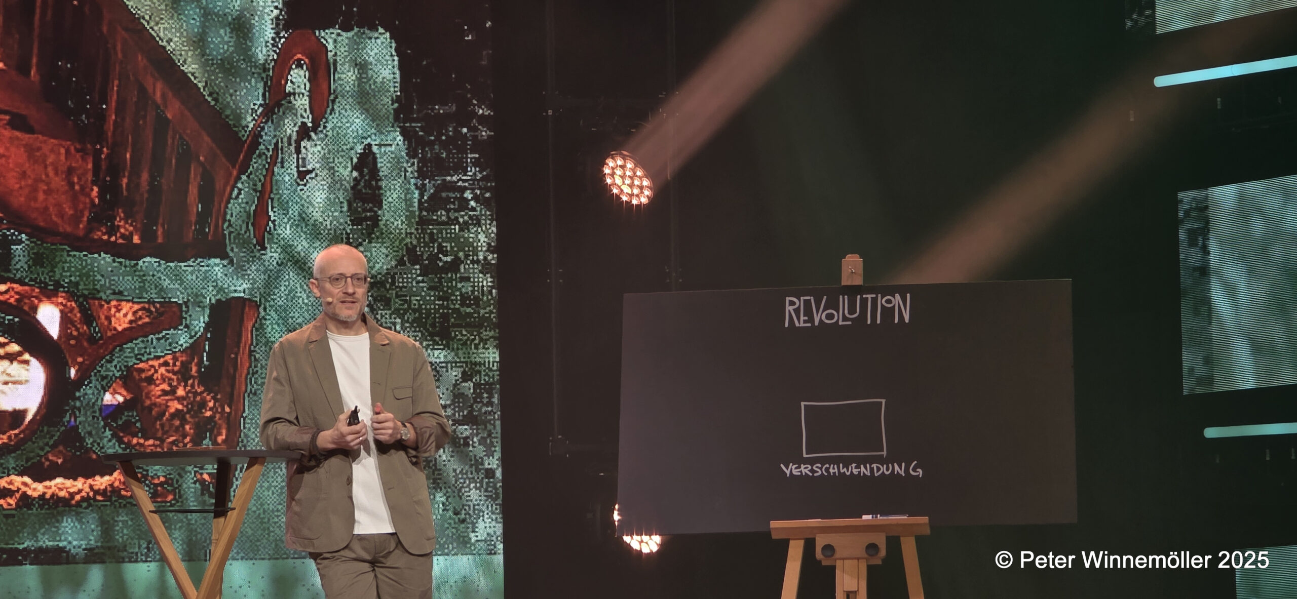 Ein Vortrag über eine Revolution. Foto: Peter Winnemöller