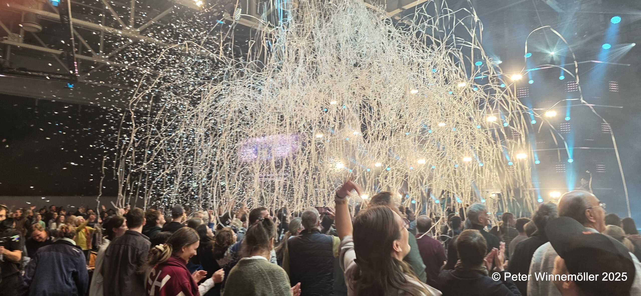 Knalleffekt mit Bändern und Konfetti zum Lobpreis. The Sound of Joy. Foto: Peter Winnemöller