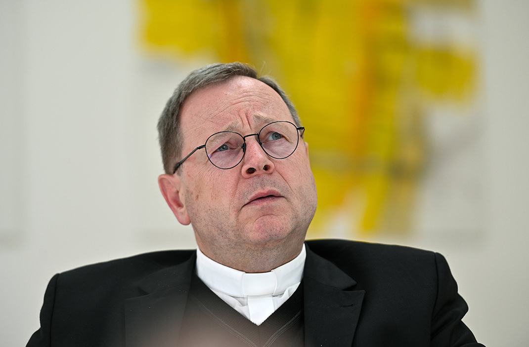 Georg Bätzing, Vorsitzender der Deutschen Bischofskonferenz, bei einem Gespräch am Tisch, Porträtaufnahme.