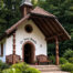 Kleine St. Josef Kapelle im Wald mit Sitzbänken und Eingang