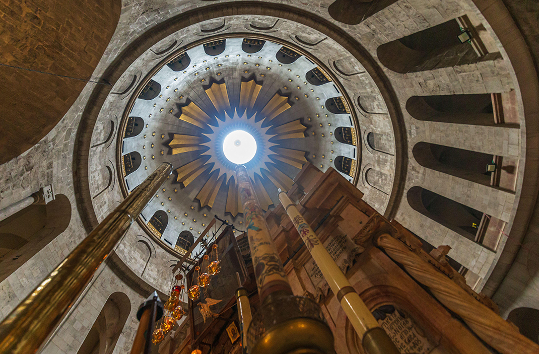 An diesem Punkt ist Liturgie irdisch verankert. Das Grab Jesu und die Kuppel des Kosmos – Christus ist auferstanden.