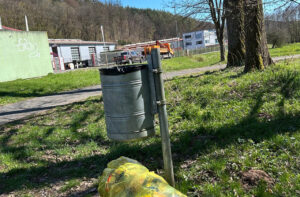 Industriegebäude in einem bewaldeten Tal