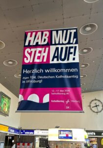 Hilferuf eines Blindgeborenen — oder Aufruf zur Weltverbesserung? Das Katholikentagsmotto 2026.